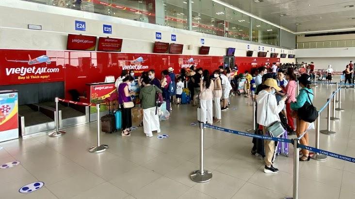 Hinh anh đa dang cac mon an hap dan va mat hang buon ban o Chợ Xuân Khánh